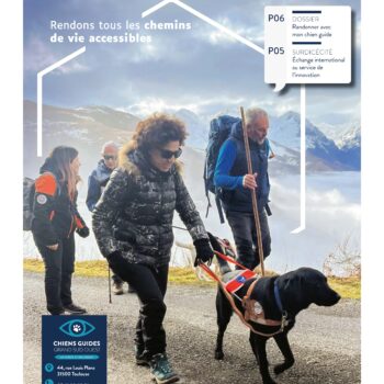 Couverture de notre magazine Le Guide n°62 avec Bornia, personne malvoyante, randonnant dans les Pyrénées avec son chien guide