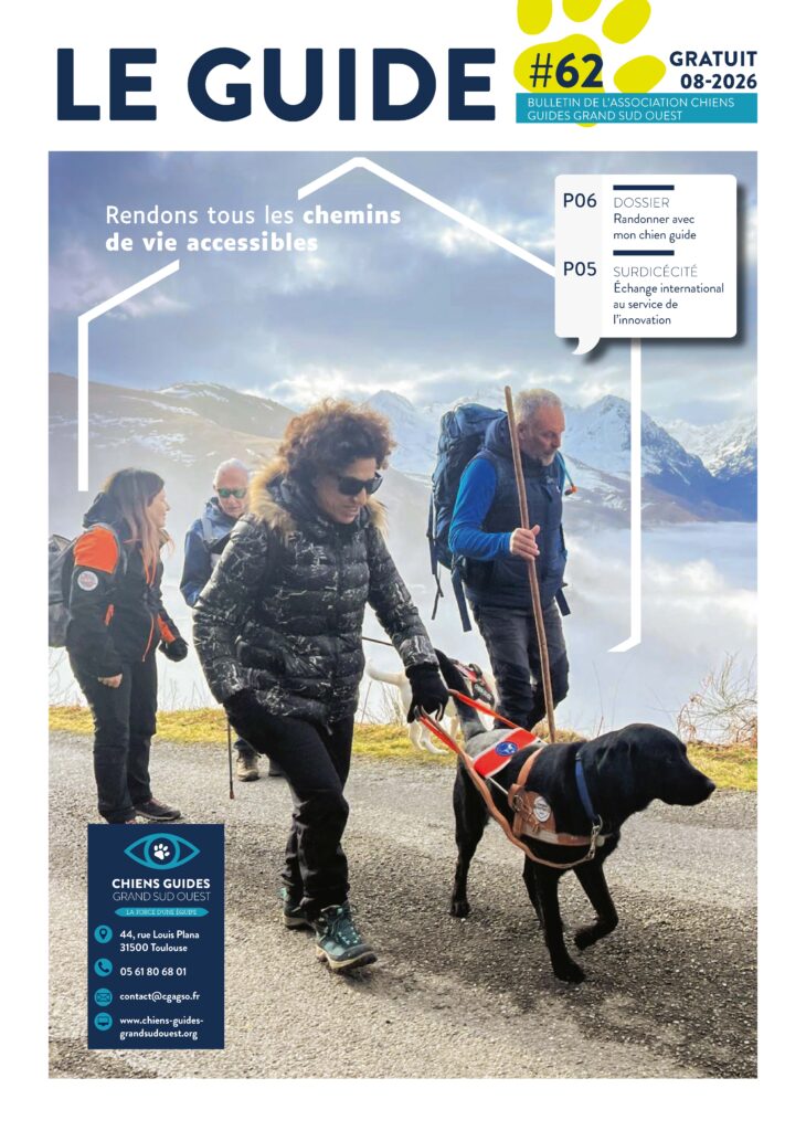 Couverture de notre magazine Le Guide n°62 avec Bornia, personne malvoyante, randonnant dans les Pyrénées avec son chien guide