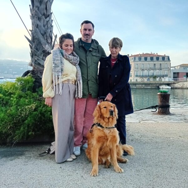 Françoise et Uky entourés par la famille d'accueil. Photo prise au bord de la mer